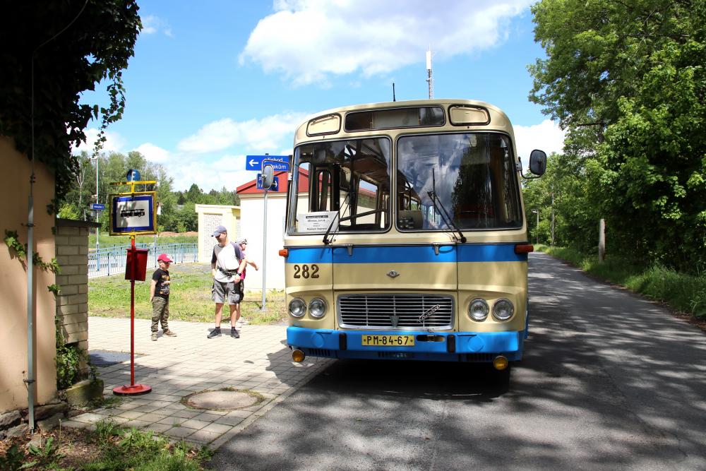 Dvojice autobusů pak odjezdila kromě svých jízd i náhradu za vlaky.